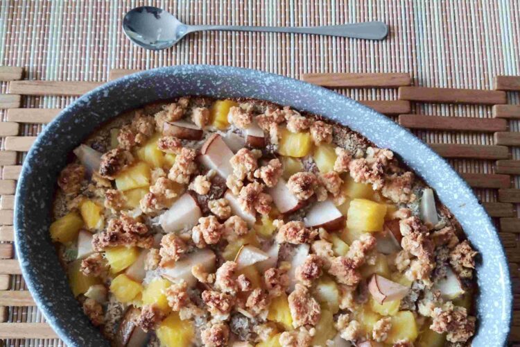 Gebackener Haferauflauf mit Ananas und Birne