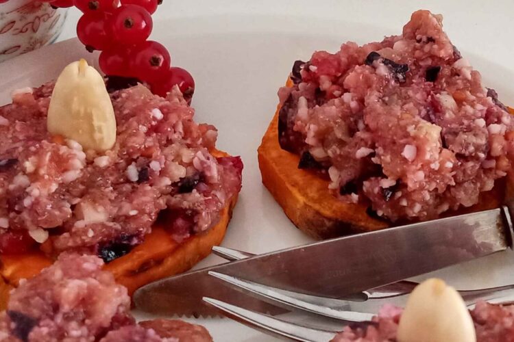 Weintrauben-Nuss-Bruchetta auf Süßkartoffel